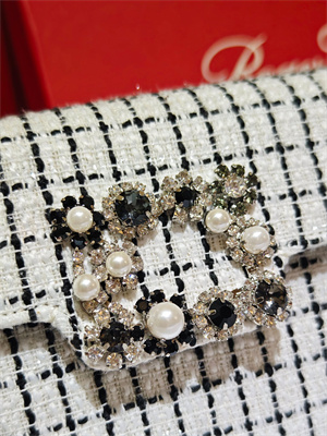 Roger Vivier Efflorescence Clutch In Tweed White/Black