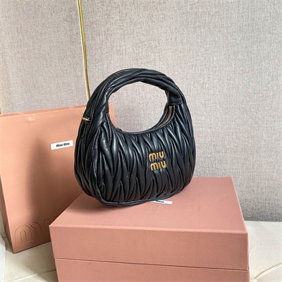 M*um*u wander matelassé nappa leather small hobo bag black color