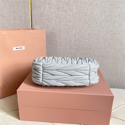 M*um*u wander matelassé nappa leather small hobo bag pearl gray color