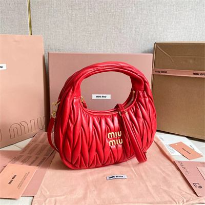 M*um*u wander matelassé nappa leather small hobo bag red color