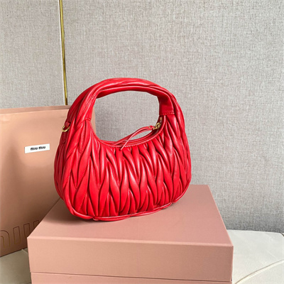 M*um*u wander matelassé nappa leather small hobo bag red color