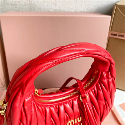 M*um*u wander matelassé nappa leather small hobo bag red color