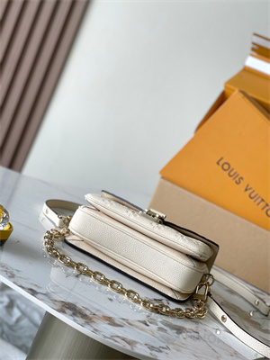 l.v pochette metis east west embossed S*pple grained cowhide leather cream m22942 top