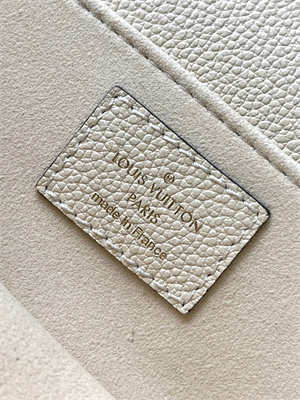 l.v pochette metis east west embossed S*pple grained cowhide leather cream m22942 top