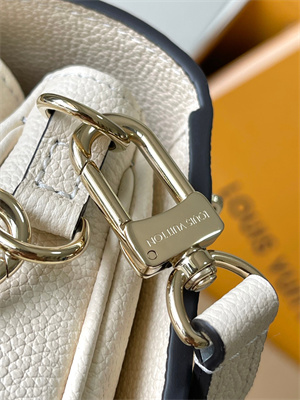 l.v pochette metis east west embossed S*pple grained cowhide leather cream m22942 top