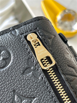 l.v pochette metis east west embossed S*pple grained cowhide leather black m46595 top