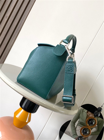 L0ew* large puzzle bag in shinny grained calfskin