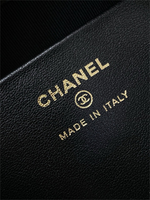 Ch*el coco crush top handle bag grained calfskin gold tone metal black ap4591