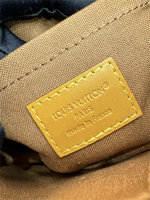 L.V Trocadéro Wearable Wallet G69 M14058 Top