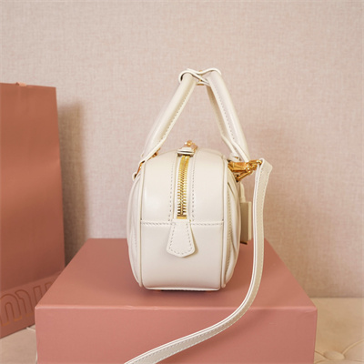 M*um*u arcadie matelassé nappa leather top handle bag white color
