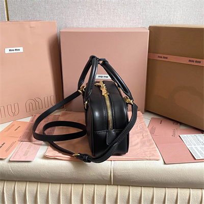 M*um*u arcadie leather top handle bag black color