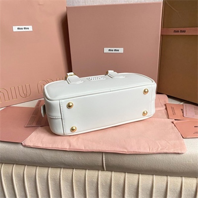 M*um*u arcadie leather top handle bag white color