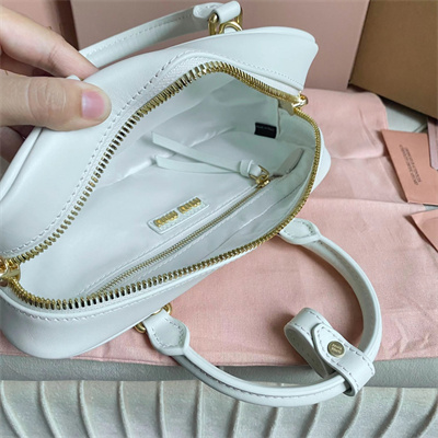 M*um*u arcadie leather top handle bag white color