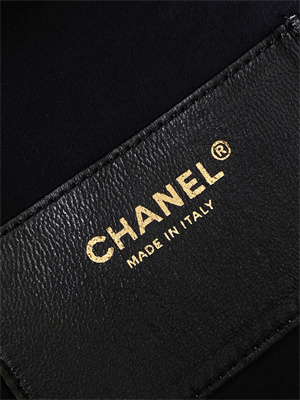 Ch*el 25 medium handbag grained calfskin gold tone metal black as5311