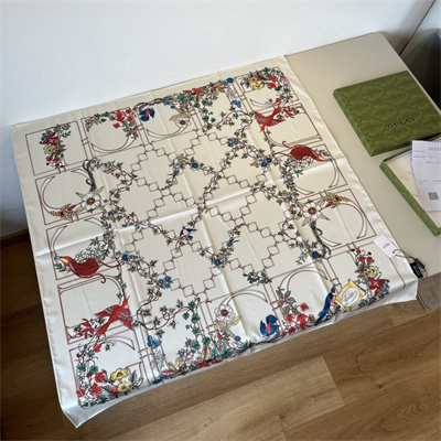 G*u*i square silk scarf 38557