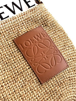 L0ew* slit pochette bag in raffia and calfskin nature /tan