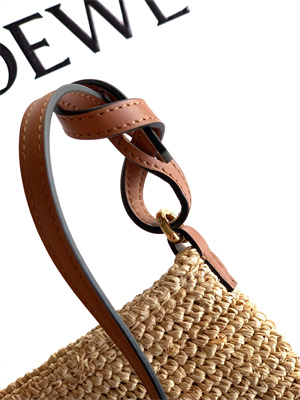 L0ew* slit pochette bag in raffia and calfskin nature /tan
