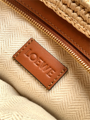 L0ew* slit pochette bag in raffia and calfskin nature /tan