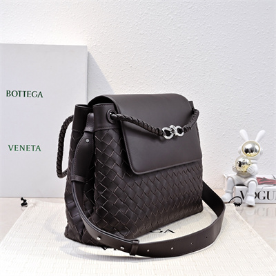 BV Medium Andiamo Messenger Bag In Calfskin Fondant