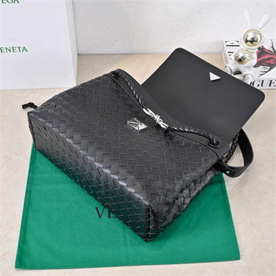 BV Medium Andiamo Messenger Bag In Calfskin Black