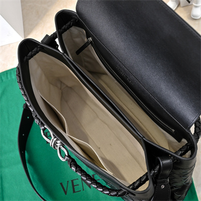 BV Medium Andiamo Messenger Bag In Calfskin Black
