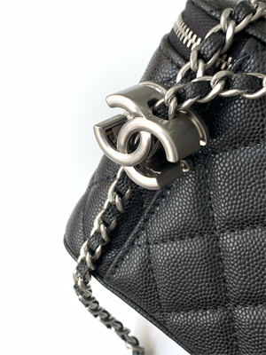 Ch*el vanity case grained calfskin& silver-tone metal black ap3940