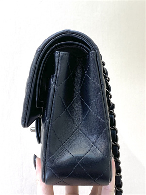 Ch*el medium classic flap bag lambskin gun metal black 01112 top