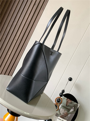L0ew* medium puzzle fold tote in shinny calfskin black
