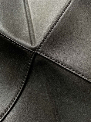 L0ew* medium puzzle fold tote in shinny calfskin black