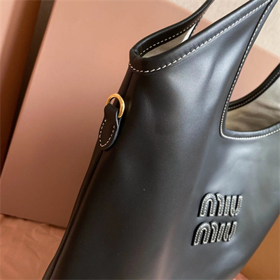 M*um*u ivy leather bag black color