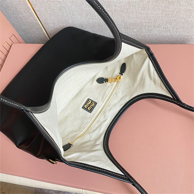 M*um*u ivy leather bag black color