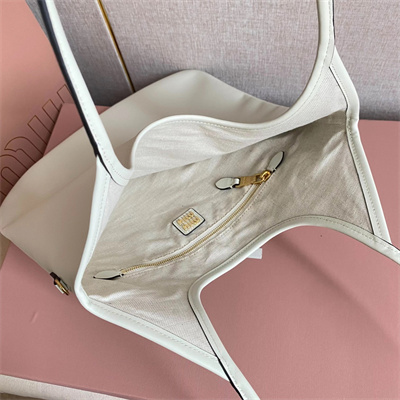 M*um*u ivy leather bag white color